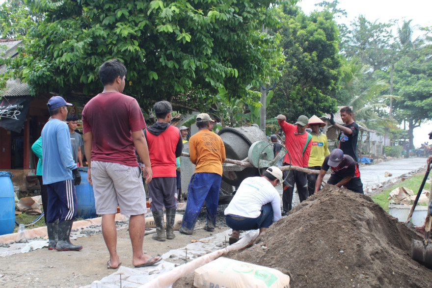 Rabat Beton Jalan Pustu Dusun Sanghiangkalang